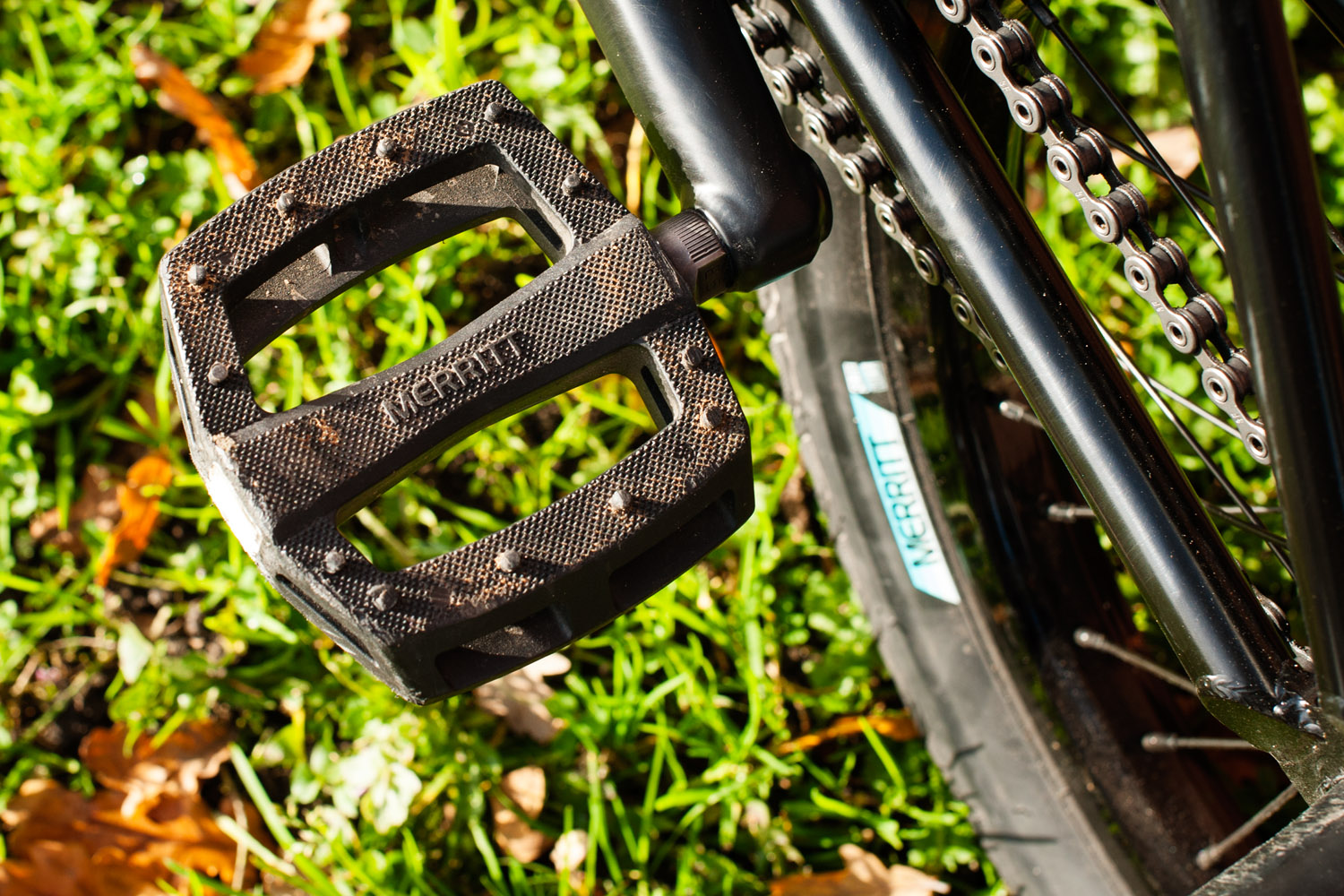 Extra lange Haltbarkeit durch eine spezielle Nylon-Kunstfasermischung? Bei Merritt BMX ist man von den P1 Pedals auf jeden Fall überzeugt.