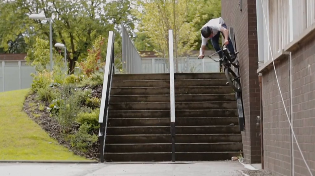 BSD schenkt uns ein neues Video mit Alex Donnachie in der Hauptrolle, das prall gefüllt mit den heftigsten Bangern ist. Danke!