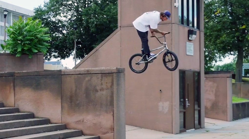 Broc Raiford hat die seltene Gabe, selbst schwierigste Tricks einfach aussehen zu lassen. Mehr dazu in seiner Section aus dem 30*15-Mixtape von Odyssey.