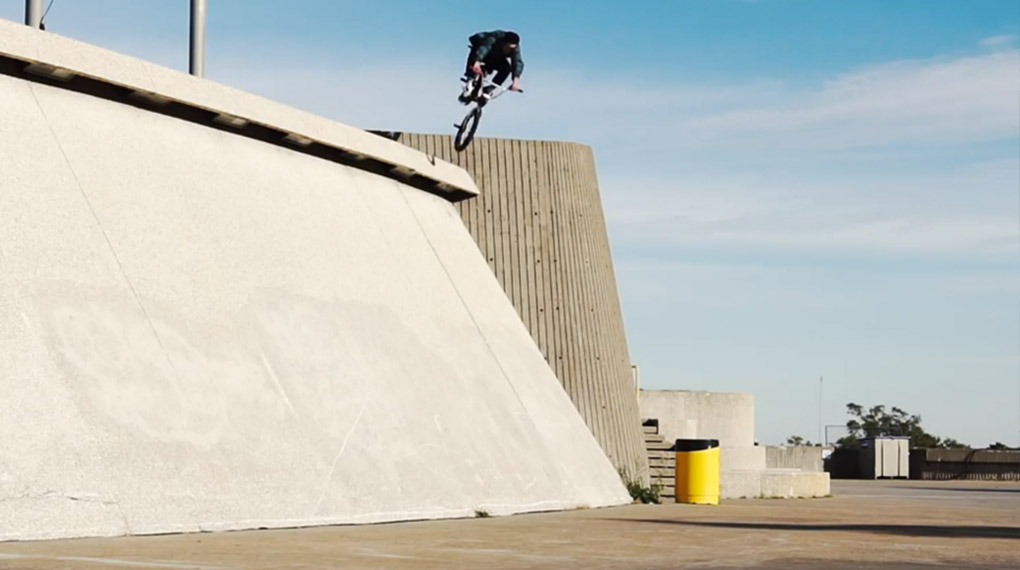 Corey Martinez, Dillon Lloyd, Chris Childs und Matt Nordstrom zerstören in dieser Folge von Red Bull Three Day Pass die besten Streetspots von Montreal.