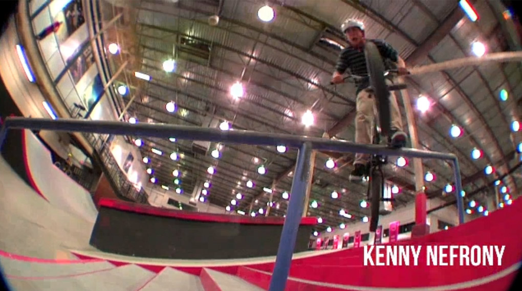 Die Common Crew rutscht im Vans-Park auf ihren Plastikpedalen und -pegs rum, dass es eine helle Freude ist. Und einen Triple Crankflip gibt es obendrein!