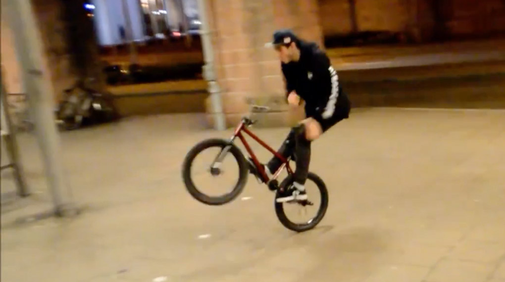 Die Saga geht weiter mit einer Manualpadsession of Death am Freiburger Busbahnhof. Mehr dazu hier im 5. Teil des Videoblogs von Gangbang Bikes.