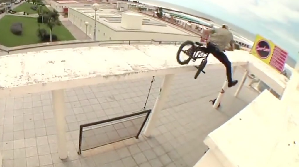 Stunts, Stürze, Schabernack: Wir lassen das Jahr 2015 anhand der 10 beliebtesten Facebook-Posts von freedombmx noch einmal Revue passieren.