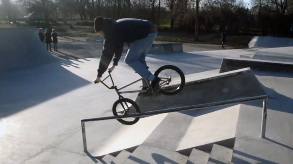 Im 4. Teil des Videoblogs von Gangbang Bikes geben sich neben den üblichen Verdächtigen auch ein gewisser Kackebart und sogar Olexesh die Ehre. Gönn dir!