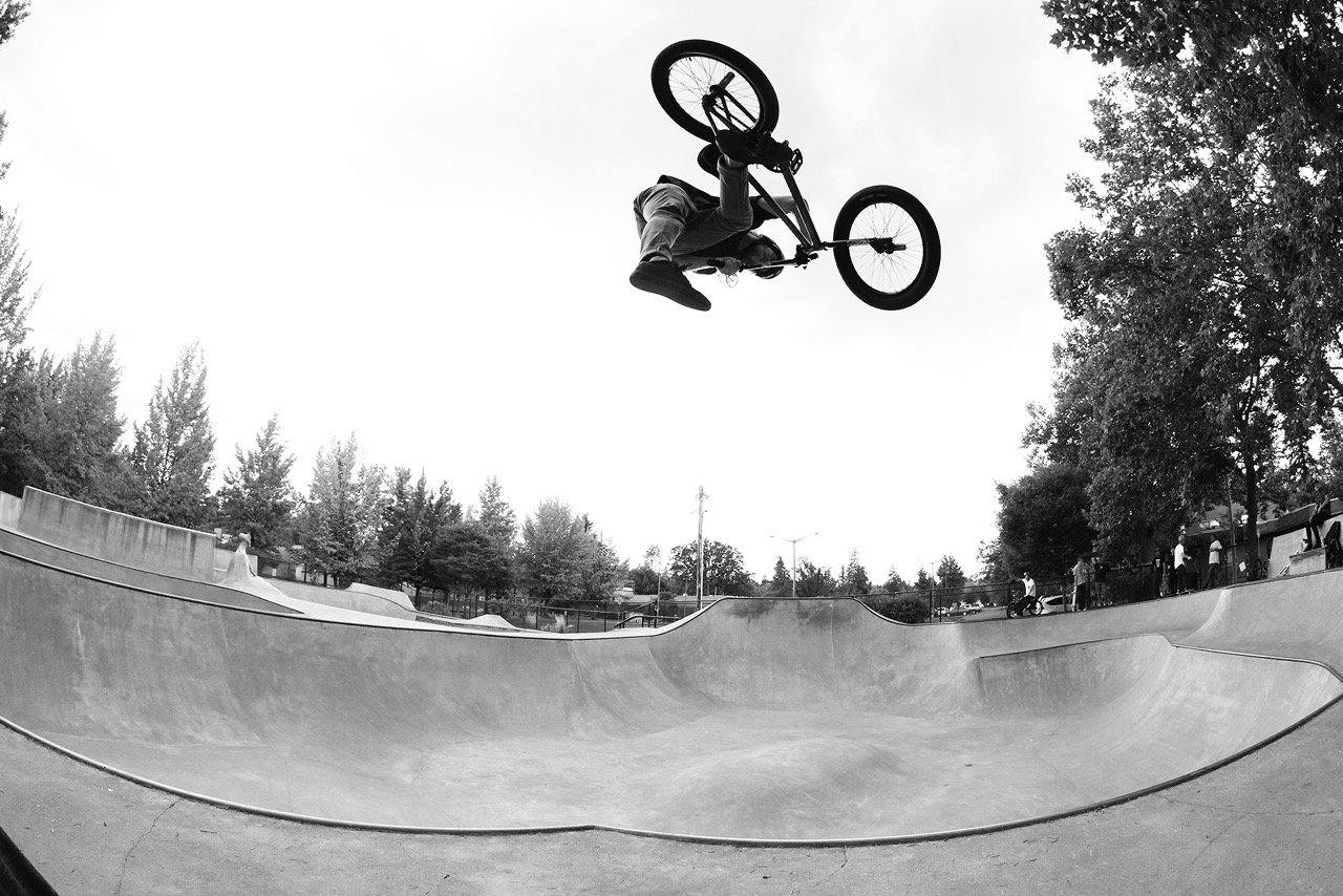 Wenn es einen Fahrer gibt, der prädestiniert für einen Trip zu den Betonparks an der amerikanischen Pazifikküste ist, dann Greg Illingworth! Highspeedlines und das Abhaken unmöglicher Transfers sind schließlich sein Spezialgebiet.