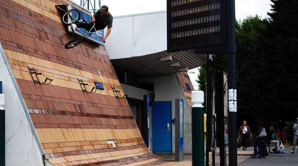 Der französische Chefstyler Kevin Kalkoff klappert in seinem Jahresrückblick für Vans zahllose Traumspots in ganz Frankreich und Südafrika ab.
