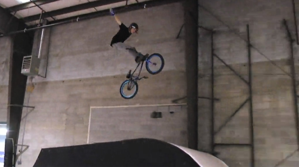 Colton Satterfield und Kurtis Downs zerlegen in diesem Video die große Jumpboxline im Wasatch Bike Park mit Corked 720 Decades unter anderen Bangern.