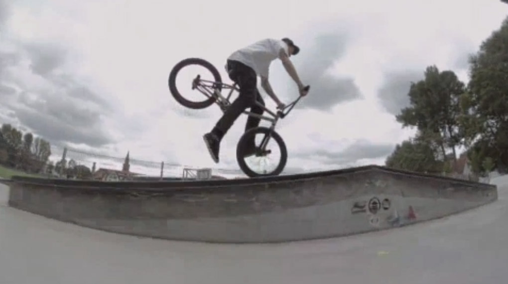 Kalle Frank und Marc Hochheim waren für The Fella BMX in Fürth, um auf der hiesigen Rollsportanlage demnächst erscheinende T-Shirt-Kollektion ihres Klamottensponsors voll zu schwitzen.