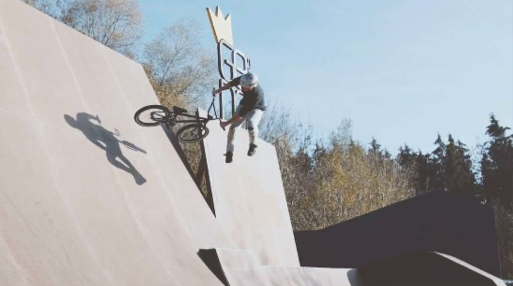 Lukas Faltenbacher hat Michael Rösler während einer Session im Bikepark von Geltendorf gefilmt und dabei sind einige schöne Zeitlupenclips rumgekommen.
