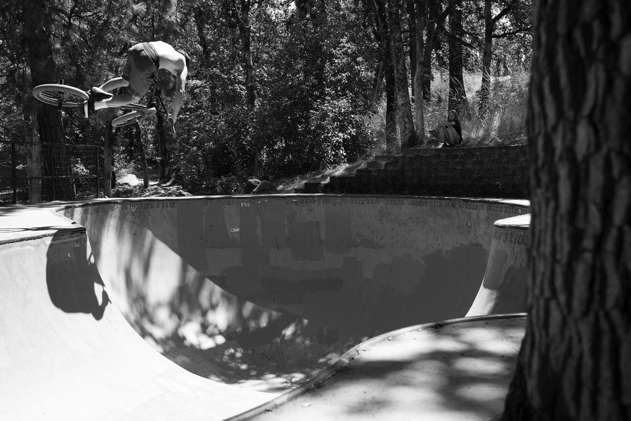Ollie Shields ist ein echter Allrounder, und auch wenn er im Video vom Trip vor allem durch Liptricks und Grindcombos in Erscheinung tritt, fliegt er mindestens ebenso gerne mit Transfers in die Deep Ends von Betonbowls.