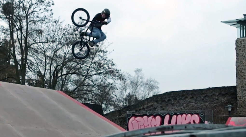 Für die erste Folge der Sunday-Session-Videoserie hat das Team vom kunstform BMX Shop und Mailorder dem Skatepark in Darmstadt einen Besuch abgestattet.