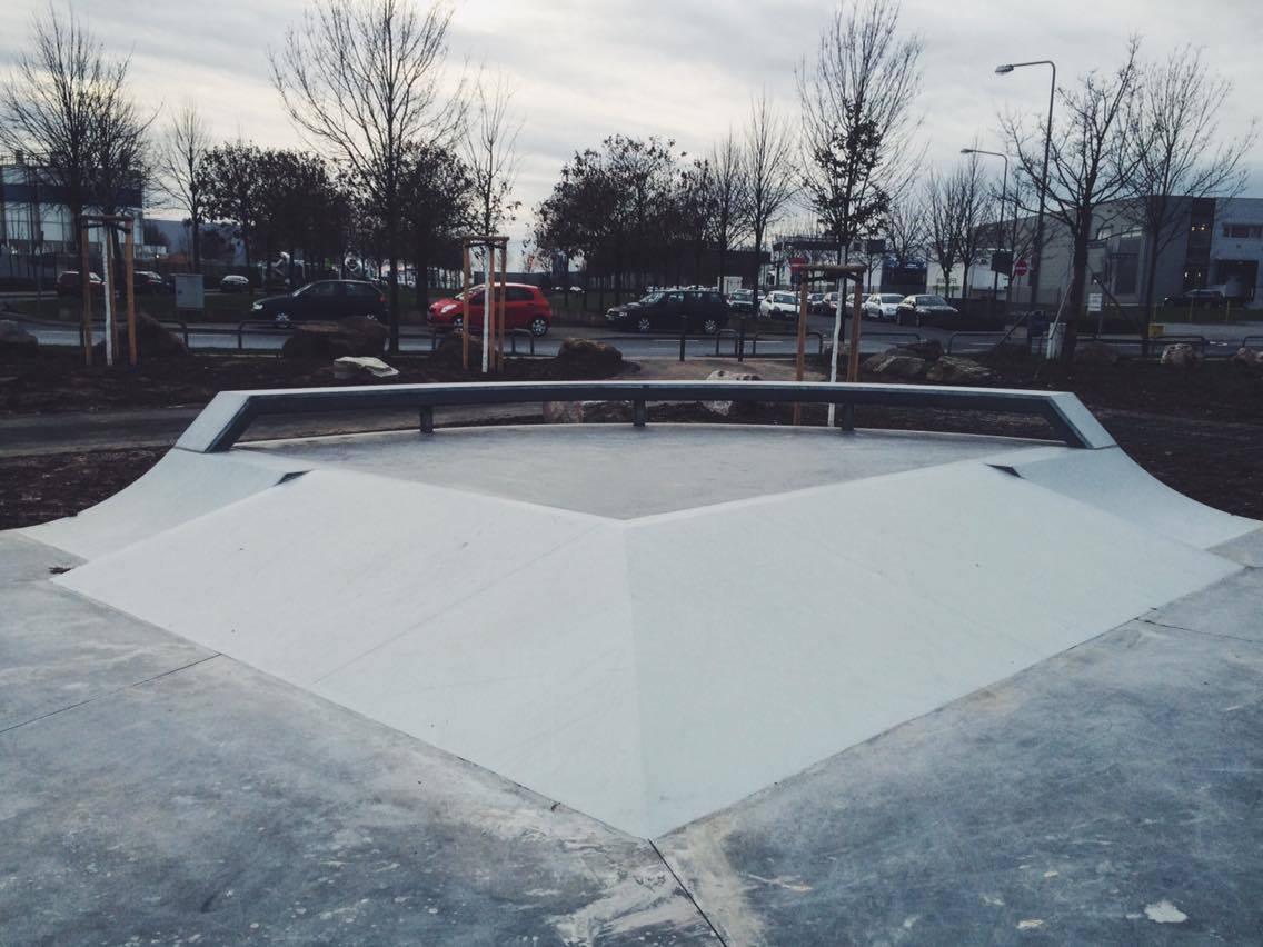 Bankhip mit Curved Ledge? So ein Obstacle sieht man definitiv nicht alle Tage.