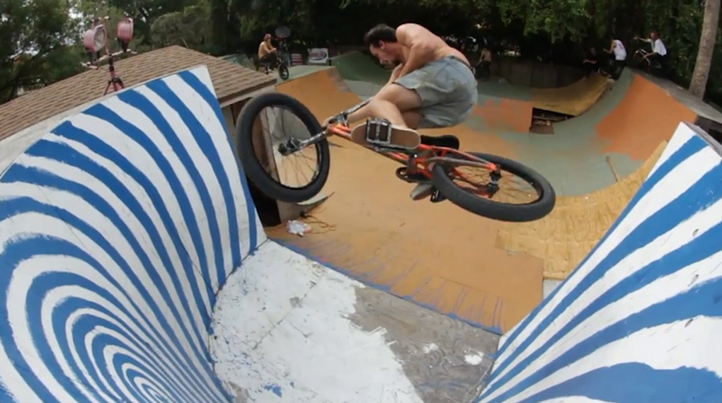 Trey Jones hat einen stattlichen Rampenfuhrpark im Garten stehen, da verstand es sich von selbst, dass das gesamte Team von The Shadow Conspiracy für eine Session vorbeischaute, als sie in der Stadt waren.