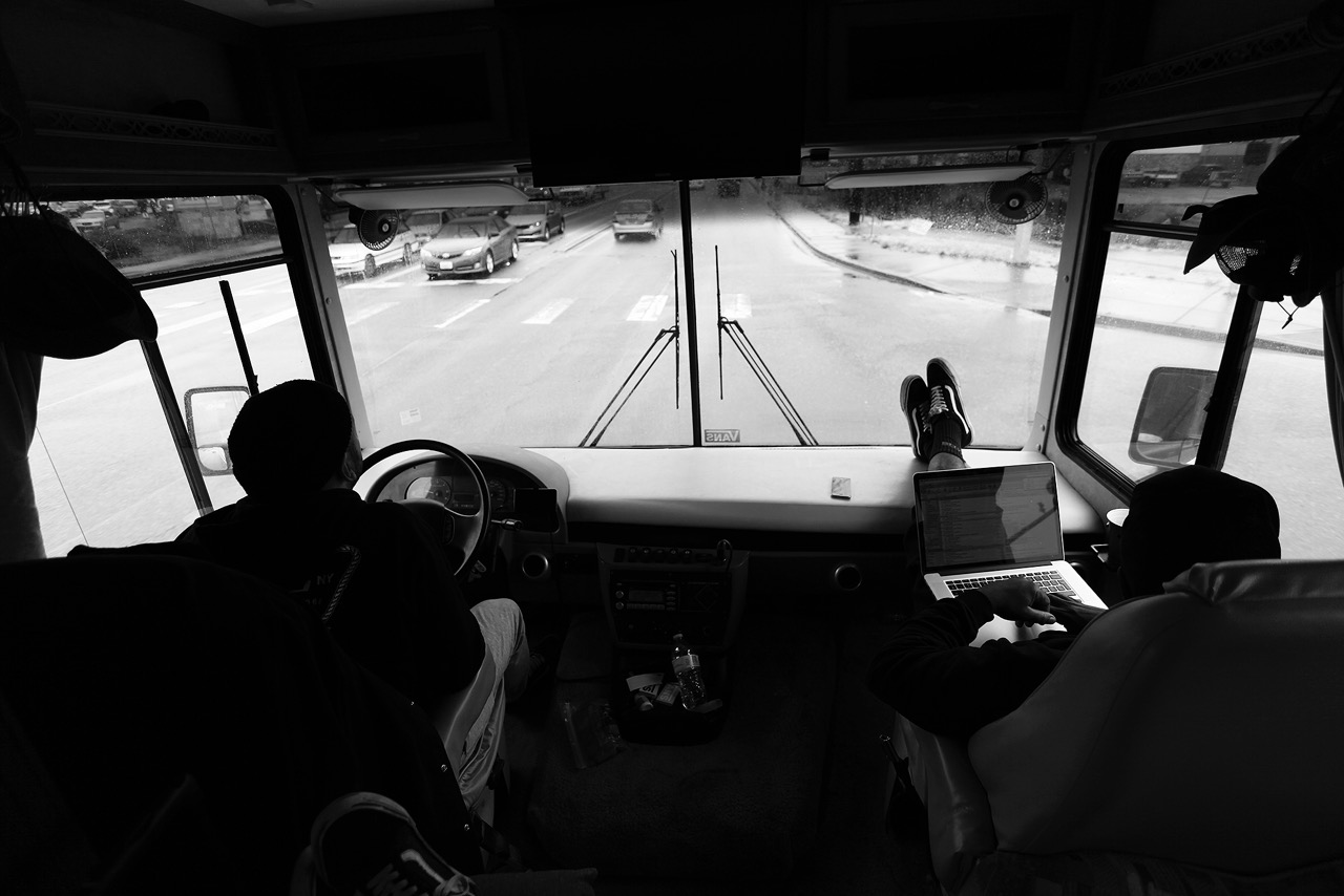 On the road again: Mit dem Host aka Andy Zeiss am Steuer kann eigentlich nichts schiefgehen. Kaum einer reißt in BMX so viele Kilometer ab wie der Teammanger des europäsichen BMX-Teams, er bringt als Trucker also einiges an Erfahrung mit.