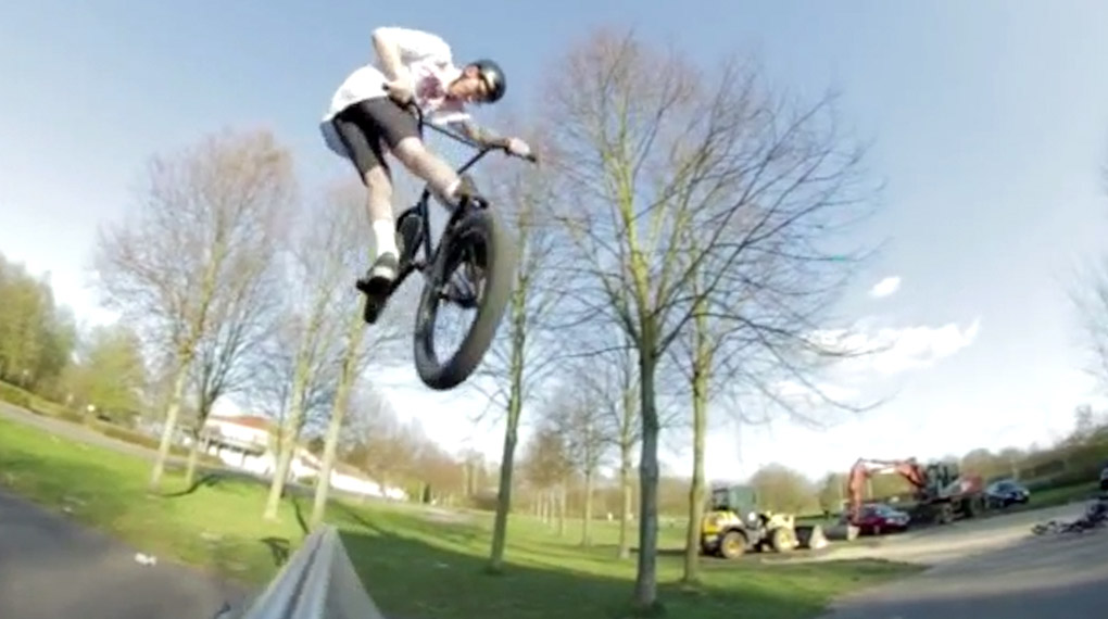 Yannik Meyer sind möglichst viel Airtime und saubere Landungen wichtiger als das Auswendiglernen verrückter Zirkustricks. Mehr dazu in diesem Video.