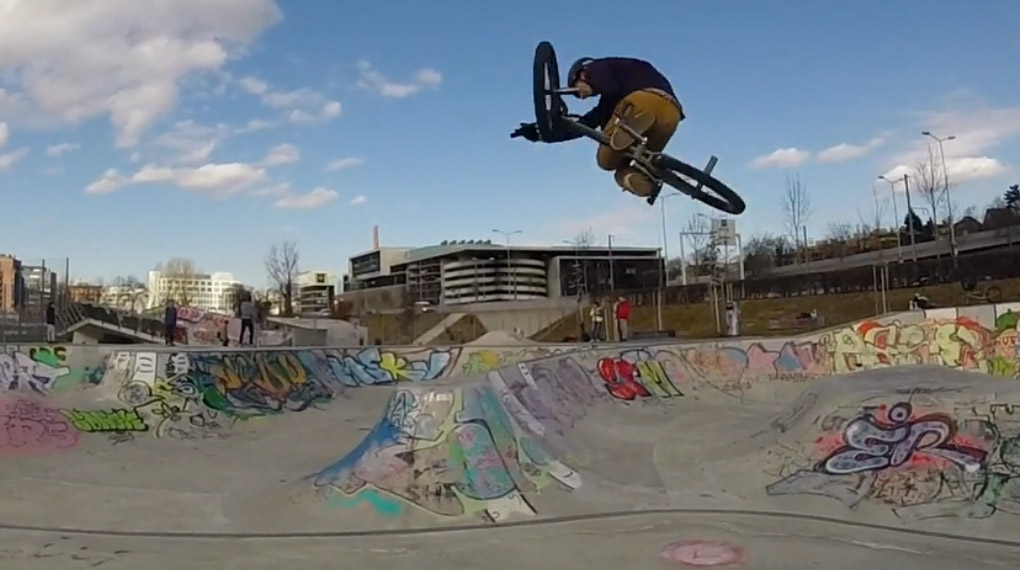 Hier sind ein paar Clips, die Adrian Warnken mit seiner GoPro gefilmt hat, bevor ihn im April 2015 ein Kreuzbandriss für eine Weile außer Gefecht setzte.