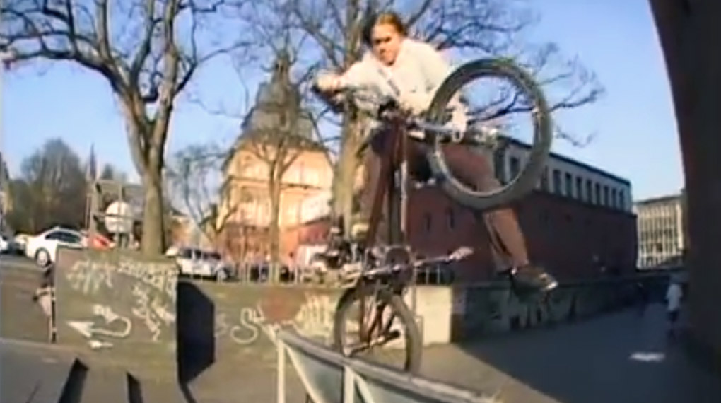 In Erinnerung an einen außergewöhnlichen Künstler haben wir drei BMX-Videos rausgesucht, in denen Stücke von David Bowie zu hören sind.