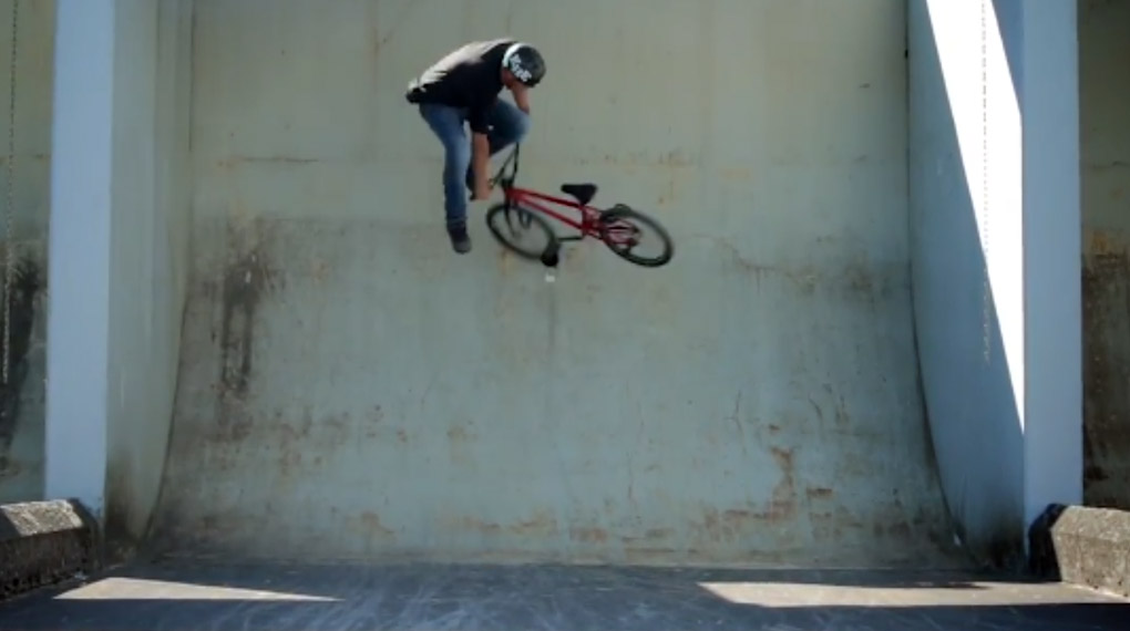 Auch als zweifacher Vater geht der langjährige KHEbikes-Teamfahrer Bastian Groß immer noch ganz schön steil. Mehr dazu in diesem Video.