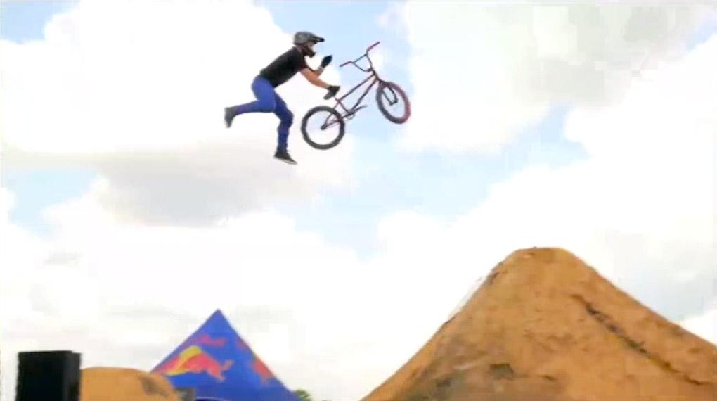 Ben Voyles hatte mal mit einer Krebserkrankung zu kämpfen, aber die ist zum Glück überstanden und nun geht er wieder schwer ab. Was für ein Tier!