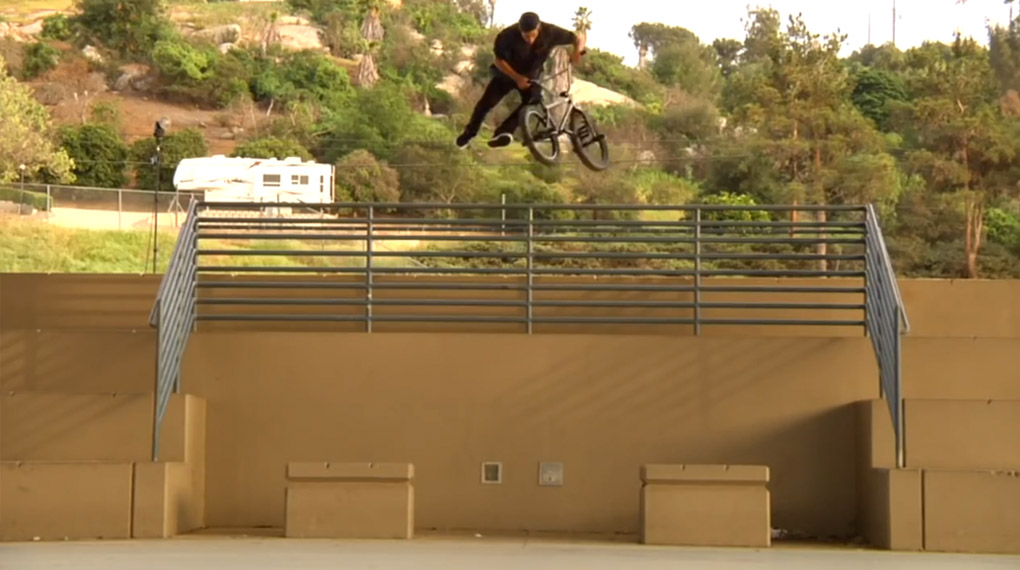 World Firsts, wilde Parkedit und natürlich jede Menge heiße Streetaction – Hier findest du die 10 beliebtesten BMX-Videos des Jahres 2015 auf freedombmx.de.