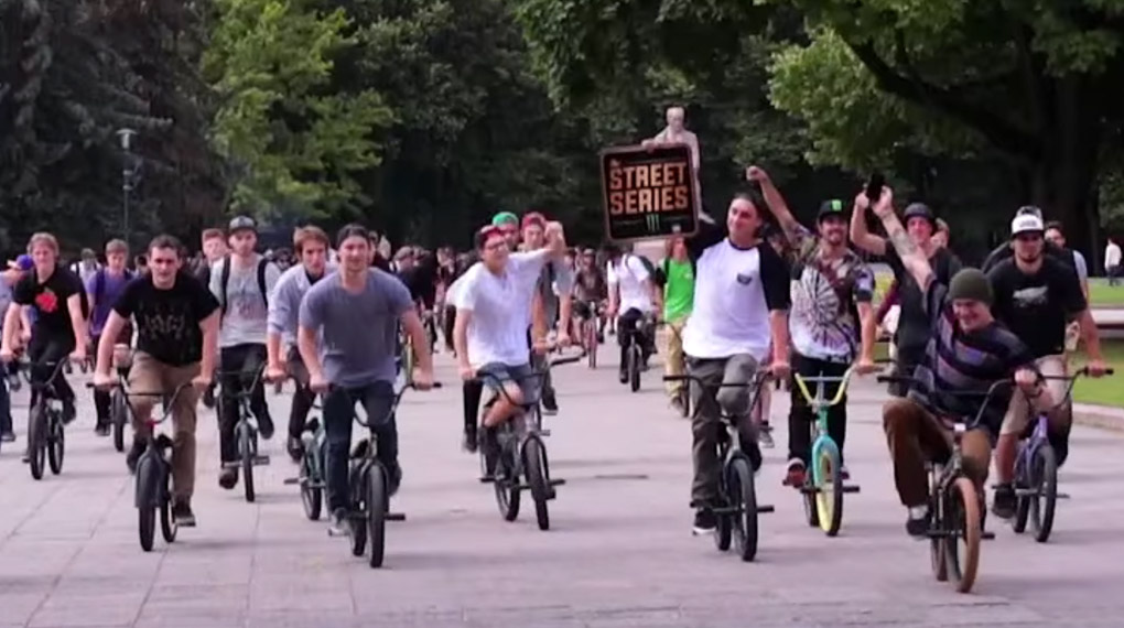 Am 18.7.2015 kamen Fahrer auf den Straßen von Glasgow, Chicago, Riga, Nagoya und San Francisco zusammen, um den #bmxday zu feiern. Hier ist das Video dazu.