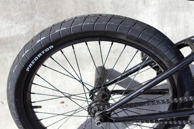 Shane und Bruno fahren 2,3" breite Reifen, damit sie bei Grinds nicht am Rail oder der Ledge langschaben