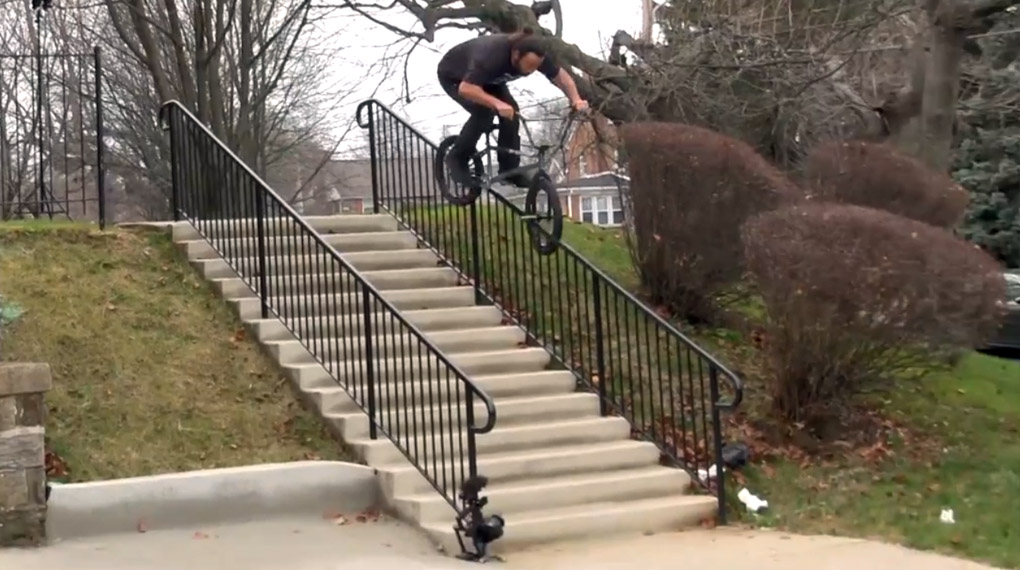 Nach überstandener Schulterverletzung stürzt sich Dan Conway für Daily Grind Bike Co. gleich wieder ein paar riesige Rails und Ledges runter. Mehr dazu hier.