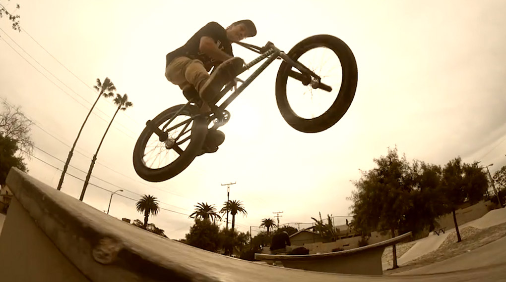 Feeble Hard 360 to Fakie? Für diese Folge von wethepeoples #fourclipfriday hat sich Dan Kruk den Plaza in Long Beach, Kalifornien, vorgeknöpft.