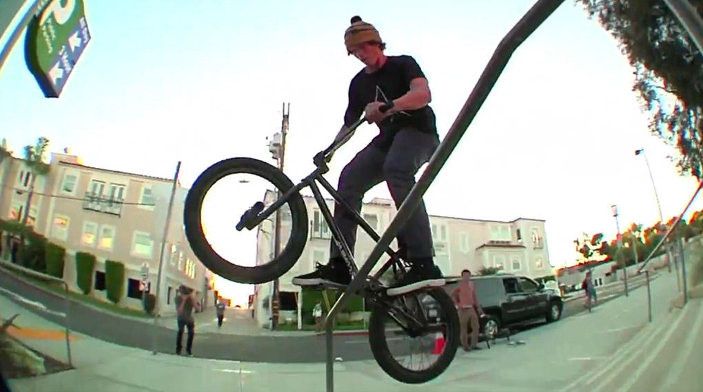 112! Devon Smillie liefert mit seinem Welcome-Edit für éclat mal wieder ein Video randvoll mit technisch höchst anspruchsvollen Bangern ab.