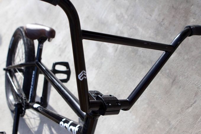 Das Klemmrohr des Strangler Bars von éclat hat einen überdurchschnittlich großen Durchmesser (25,4 anstatt 22,2 mm), was ein verrutschen des Lenkers selbst bei härtesten Einschlägen praktisch unmöglich machen soll