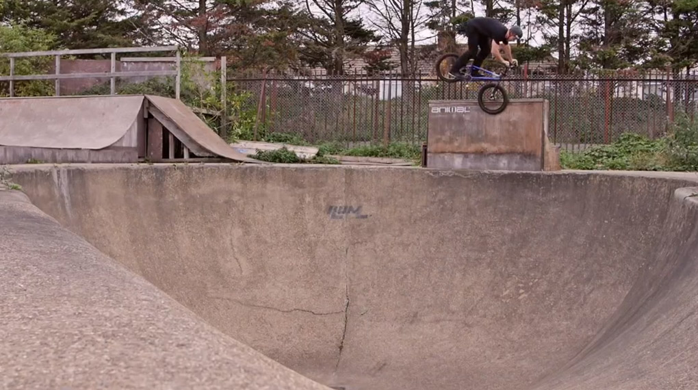 Mit einer Bohrmaschine bewaffnet hat Isaac Lesser den altehrwürdigen Romford Skatepark umgebaut. Das Ergebnis ist ein Video, das schwer nach vorne geht.