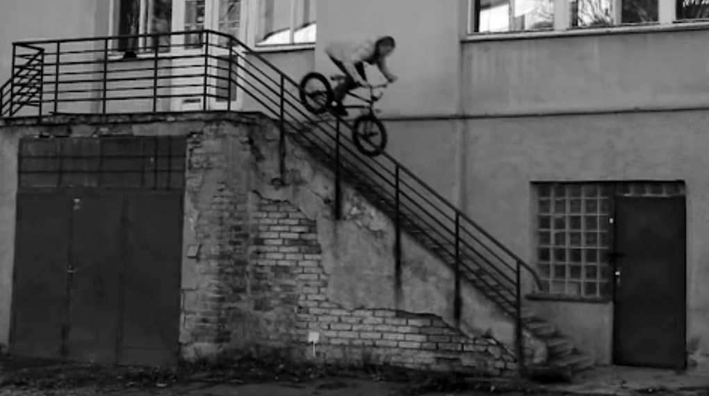 Jiří Blábol dreht in seinem Welcome-Edit für die Skeleton Crew von Subrosa nicht nur richtig viel am Lenker, sondern auch komplett frei. Was für