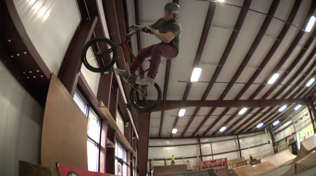 Josh Perry wollte es vor einer Knie-OP noch einmal wissen und hat kurzerhand ein heftiges Video prall gefüllt mit abgefahrenen Banger gefilmt.