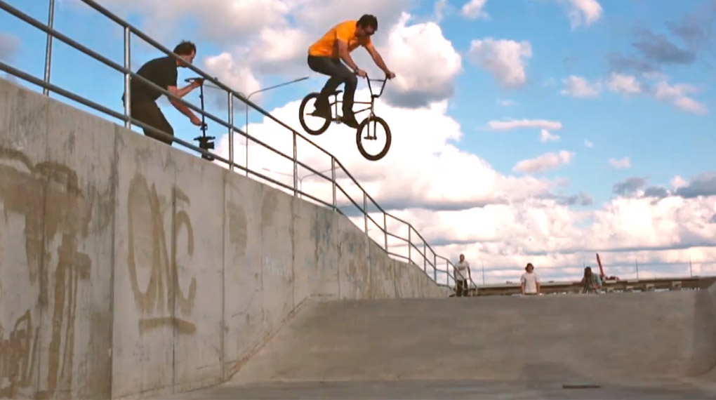 Während ihres Trips nach Riga zum #bmxday 2015 haben Ed Zunda, Pete Sawyer und Ed Zunda auch den örtlichen Plaza besucht. Hier ist das Video von der Session.