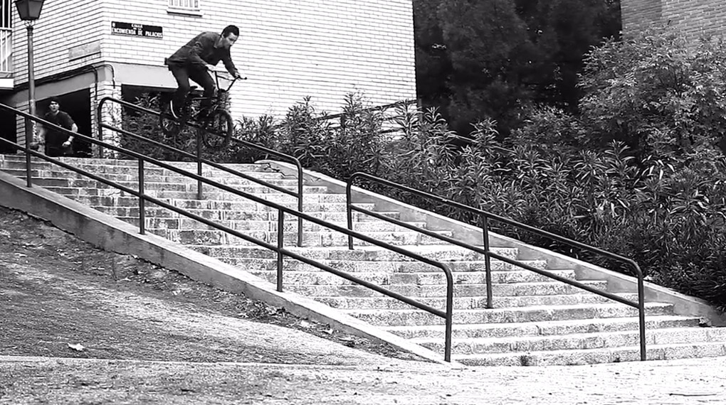 Janis Cunculis, James Curry, Jordan Stump und Sam Marden vom Proper-Team haben sich für dieses Video die imposante Handraillandschaft von Madrid vorgeknöpft.