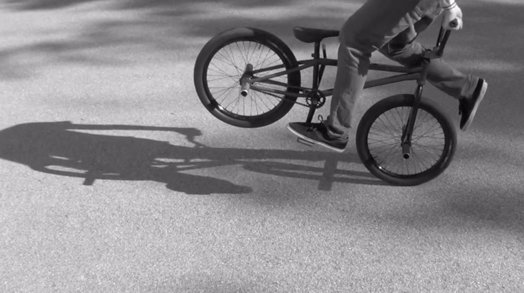 Go, Wastl! Der Wiener Heresy-Fahrer Sebastian Grubinger verabschiedet sich von 2015 mit ein paar Flatlandbrettern, für die er bisher keine Verwendung hatte.