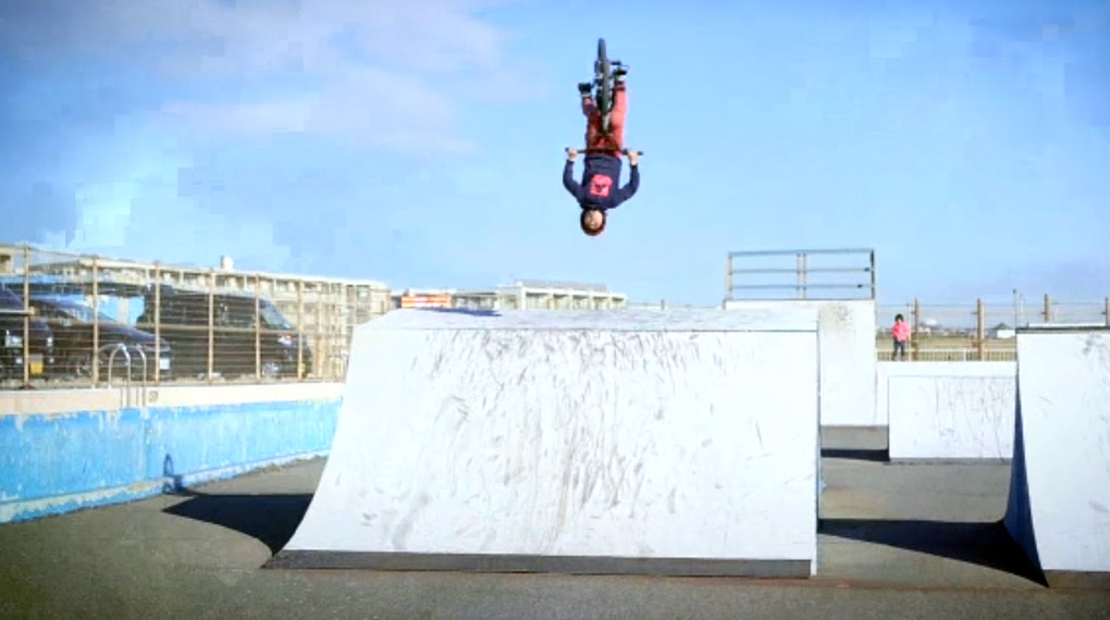 Shunsuke Jimbo ist zwar erst 10 Jahre alt, aber das hindert ihn nicht daran, schon Backflips an der Jumpbox oder 360s über Spines zu machen. Wow!