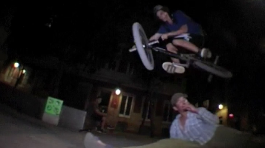 In diesem Mixtape von No Visa BMX Mit Simone Barraco und seinen Freunden durch die nächtlichen Straßen von Barcelona.