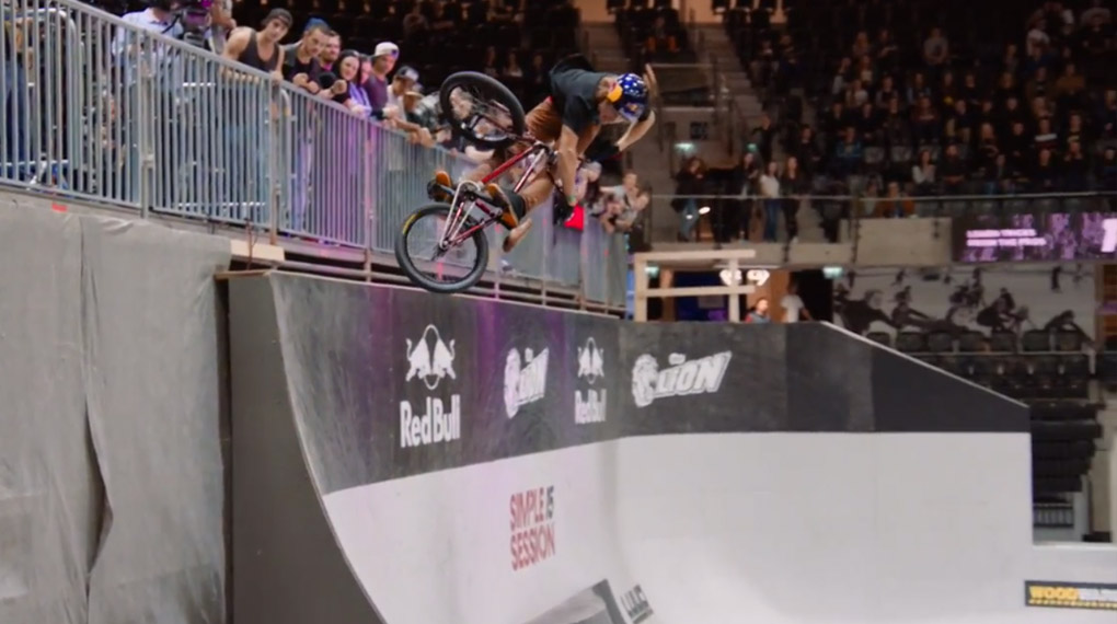 Hier findest du einen Mitschnitt des BMX-Finales auf der Simple Session 2015 und ein längeres Videointerview mit Drew Bezanson und Pat Casey.