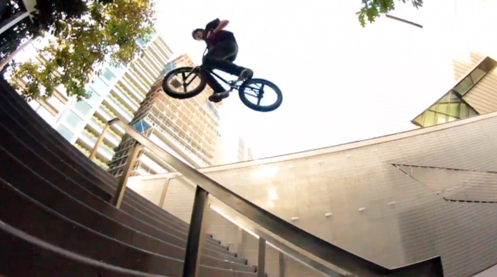 Spencer Ryan hat im Auftrag von Radio Bikes ein paar Streetmissionen abgehakt, darunter ein riesiger 360 über und ein dicker Over Icepick an einem Handrail.