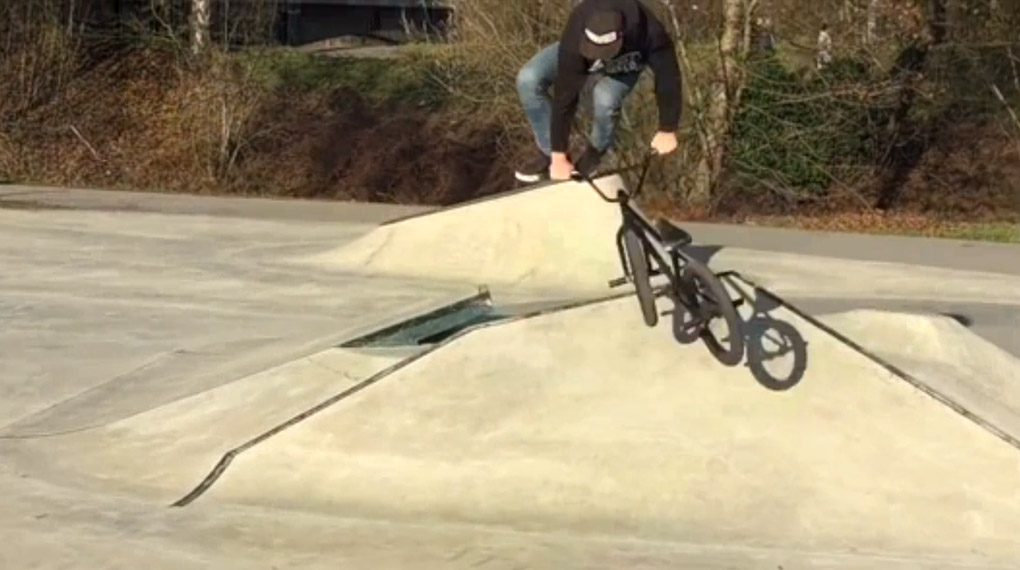Tom Weikert von der Steezy Crew aus Dingolfing hat uns ein Video zukommen lassen, für das er fünf überaus solide Clips an seinem lokalen Plaza gefilmt hat.