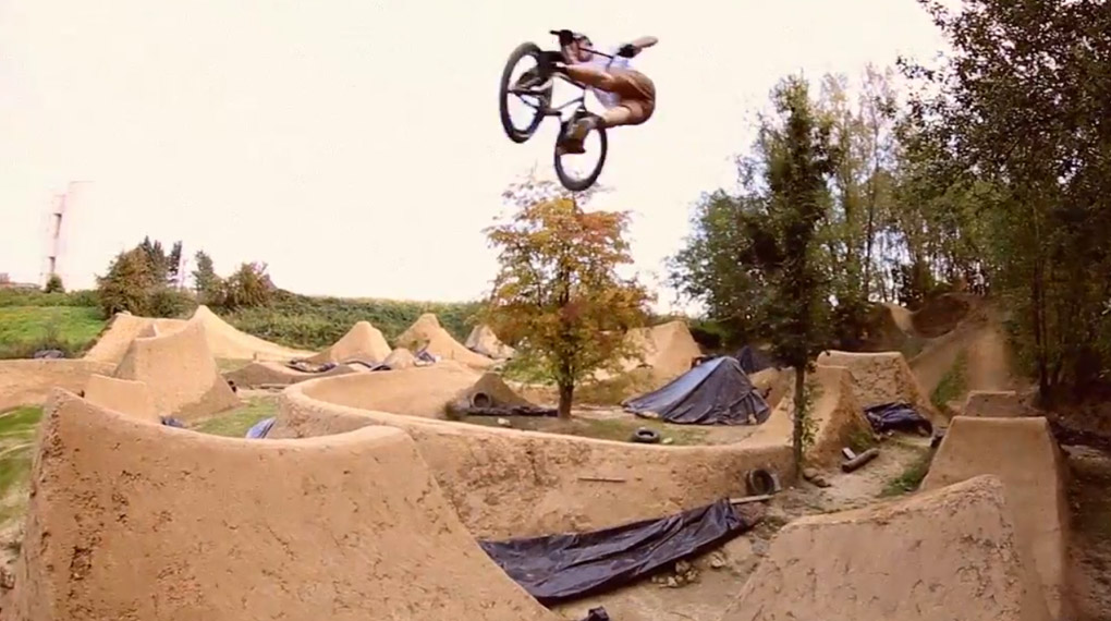 Die wethepeople Patrol Linie wendet sich an die Trailsfraktion. Willem van Gansen hat die neue Produktpalette an einem beeindruckenden Spot Probe gefahren.