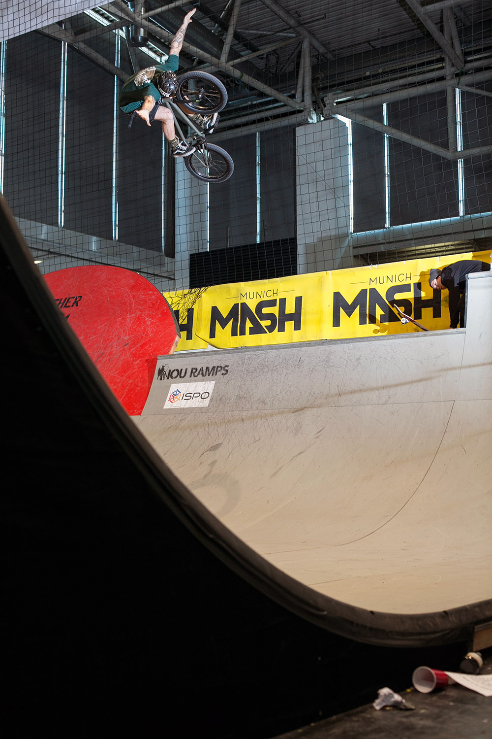 Andi Wohnig in seinem natürlich Lebensraum: hoch über eine Rampe, die Flügel weit ausgebreitet