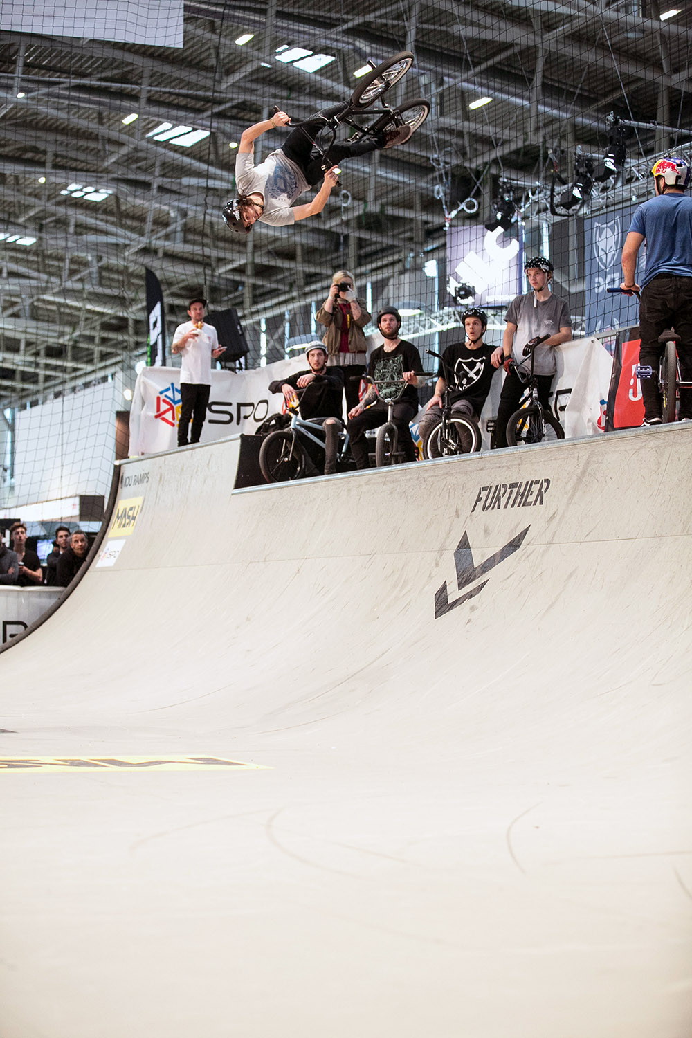 Benjamin Petsch war aus dem nahen Ingolstadt angereist und schaffte es mit dicken Flairs wie diesem ins Finale des international hochkarätig besetzten Minirampencontest auf der ISPO. Am Ende landete er auf dem 11. Platz