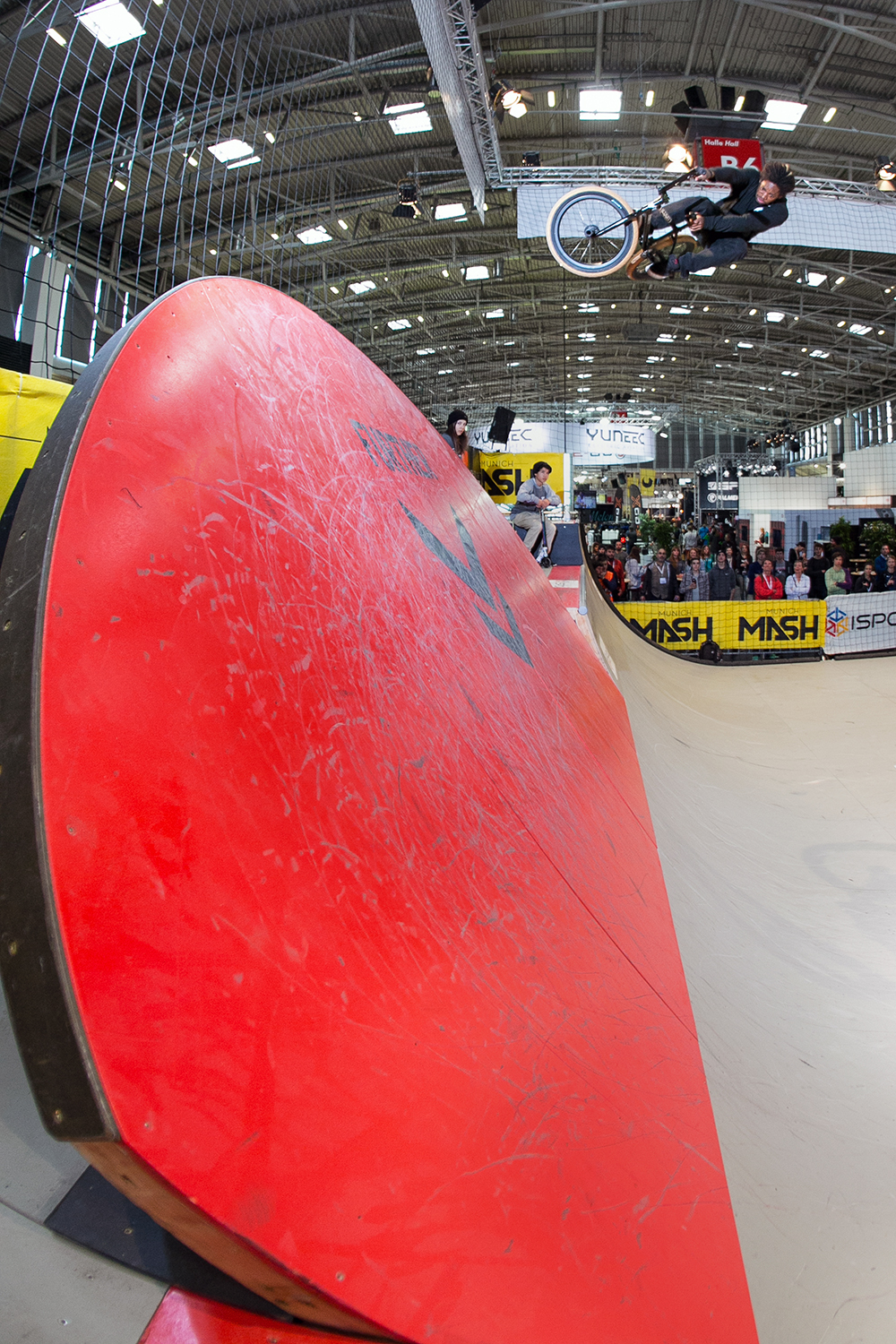 Den Weltenbummler Brad Simms hat es mal wieder nach Europa verschlagen, wir werden ihn nächster Zeit also sicherlich wieder öfter zu Gesicht bekommen. Toboggan in die Bank