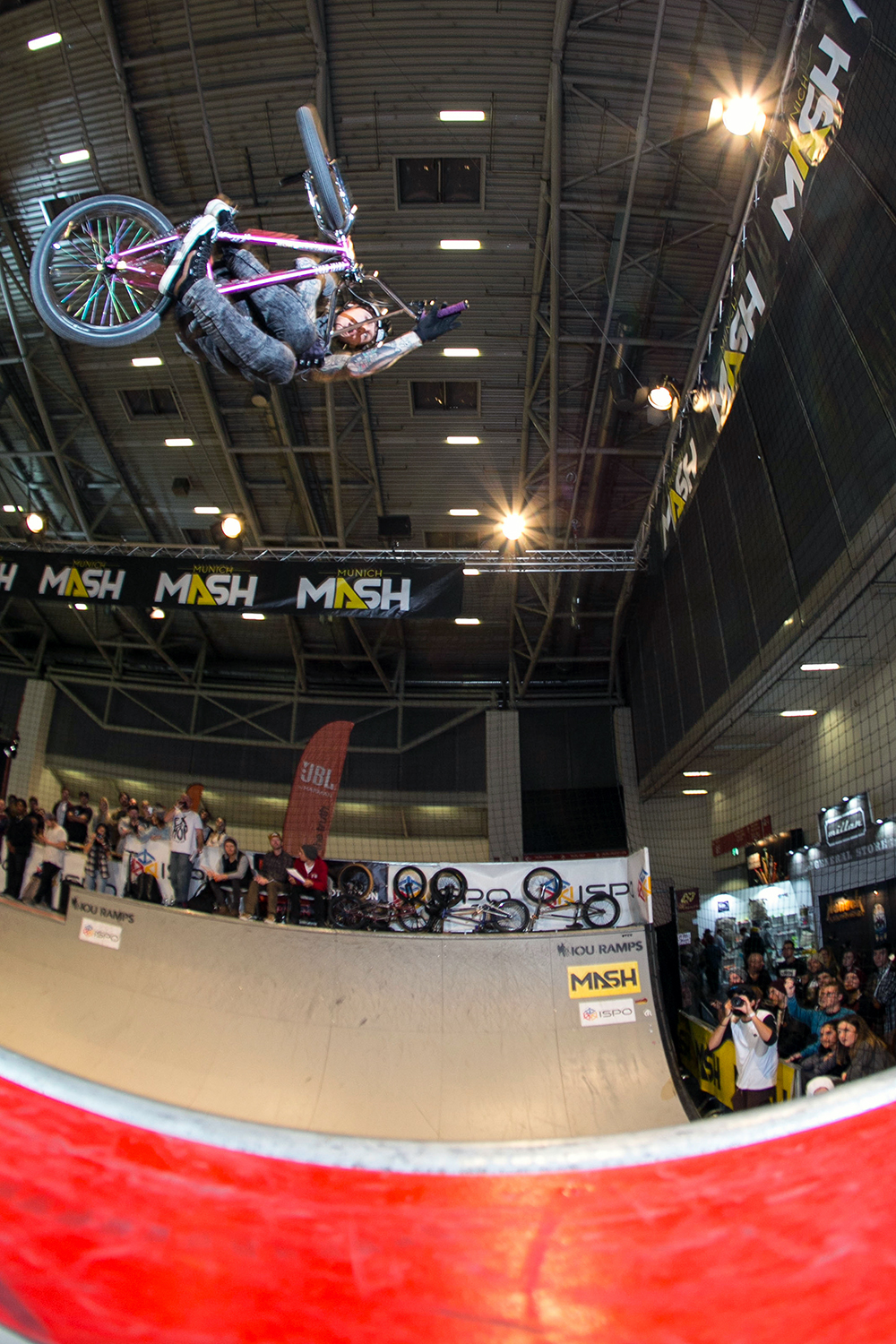 And the winner is: Mark Webb! Mark gehört nach wie vor einer der besten Minirampenfahrer der Welt und hatte auch in München wieder seine prall gefüllte Trickkiste dabei, die neben unsagbar schwierigen Liptricks und dicken Airs wie diesem Invert auch einen Frontflip Drop In to Flat beeinhaltete