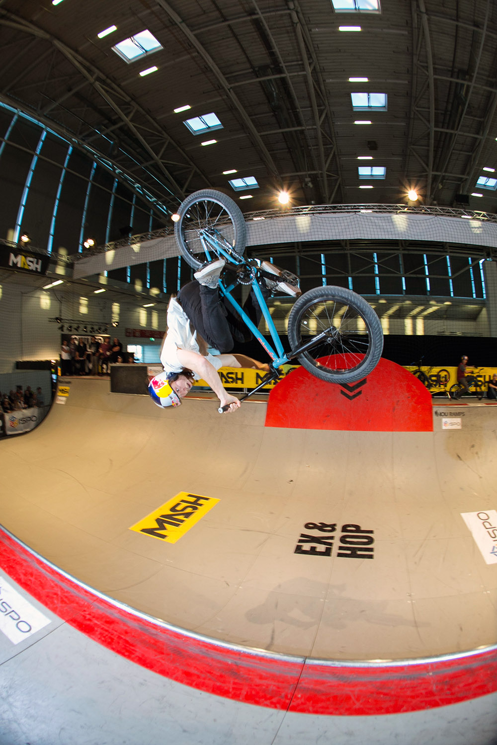 Sergio Layos flowte sich gekonnt durch die Rundungen der Minirampe und streute neben einem dicken Downside-Whip-Transfer über die Bank auch ein paar Flairs ein. Am Ende sprang der 5. Platz für den Spanier raus.