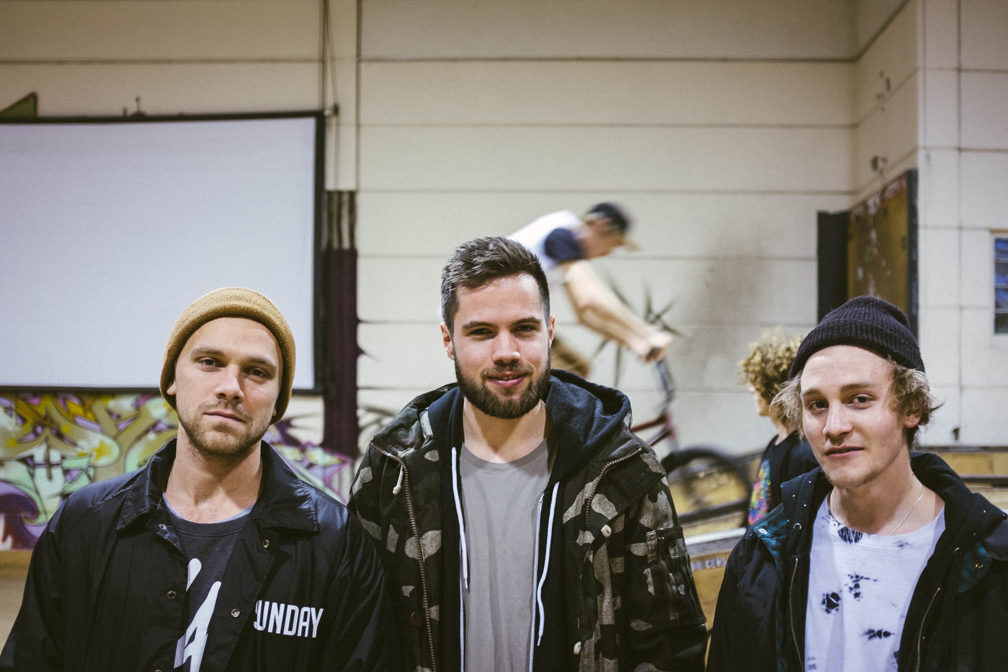 Mitorganisator Merlin Czarnulla (Mitte) im Kreis seiner Lieben: Während Lukas Häusler (links) wegen einer Bänderdehnung leider nicht fahren konnte, drehte Kilian Roth in Wiesbaden nach halbwegs überstandener Kreuzbandverletzung ein paar Runden. Kilians Knie ist zwar noch nicht zu 100 % fit, aber das Gröbste ist überstanden und in einem Monat darf er wieder richtig Gas geben.