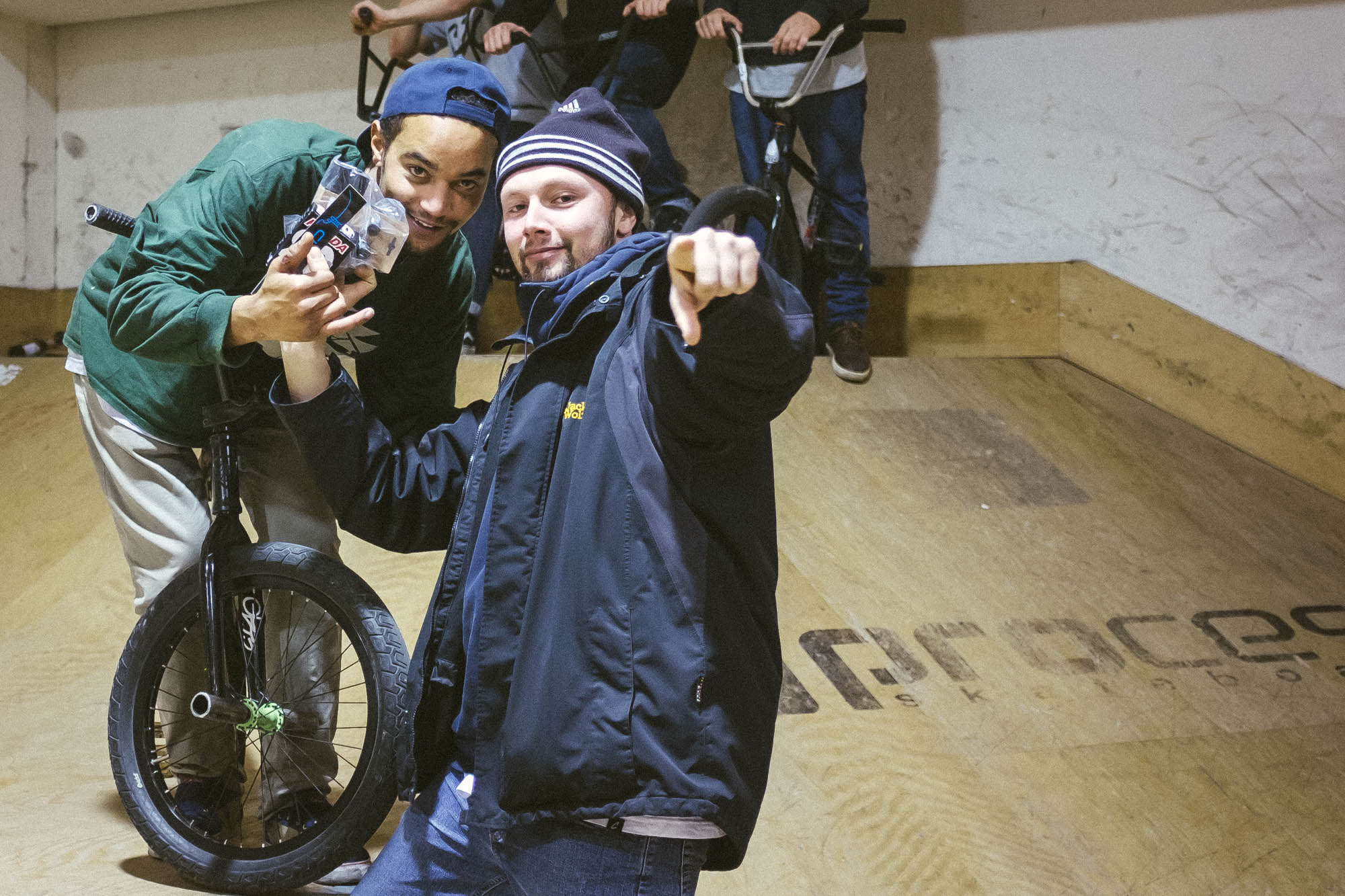 Im Laufe des Tages fanden zwei Best-Trick-Sessions statt, bei dem es Sachpreise von Federal, Traffic und Deepend zu gewinnen gab. Munya Zana (links) packte aus diesem Anlass einige heftige Nollie-Tricks aus und wurde dafür vollkommen zurecht von Preisrichter Kuskus beschenkt