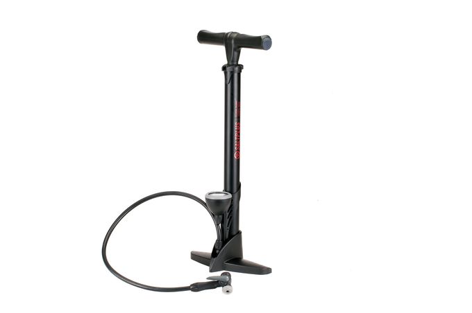 Die "Pro"-Luftpumpe von SaltPlus ist hingegen eher für den Hausgebrauch gedacht, macht sich aber auch im Kofferraum gut. Mit dem Doppelventilkopf bringst du bis zu 9 Bar in deine Reifen